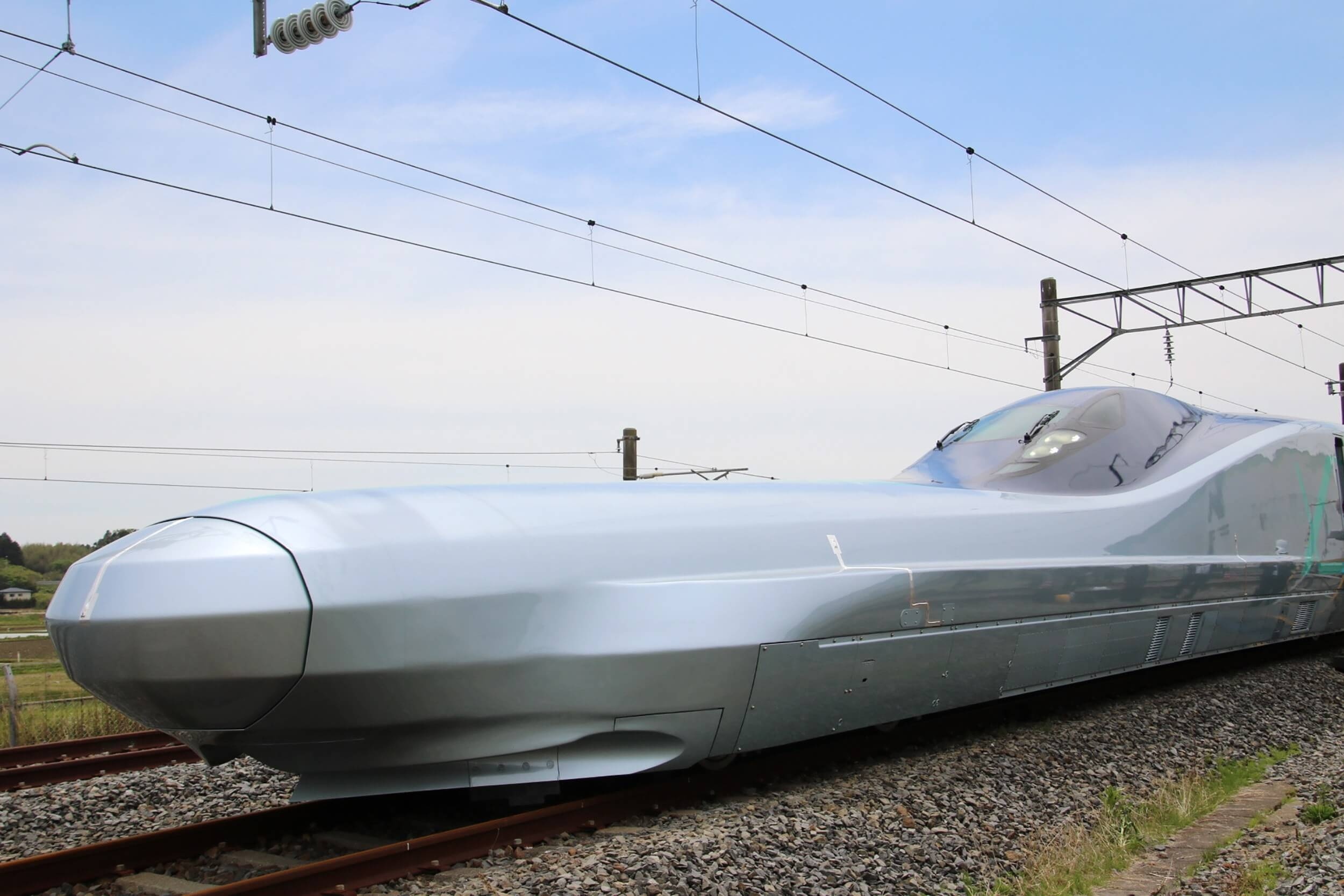 Prototyp japońskiego pociągu TGV Alfa-X kursującego z prędkością 400 km / h