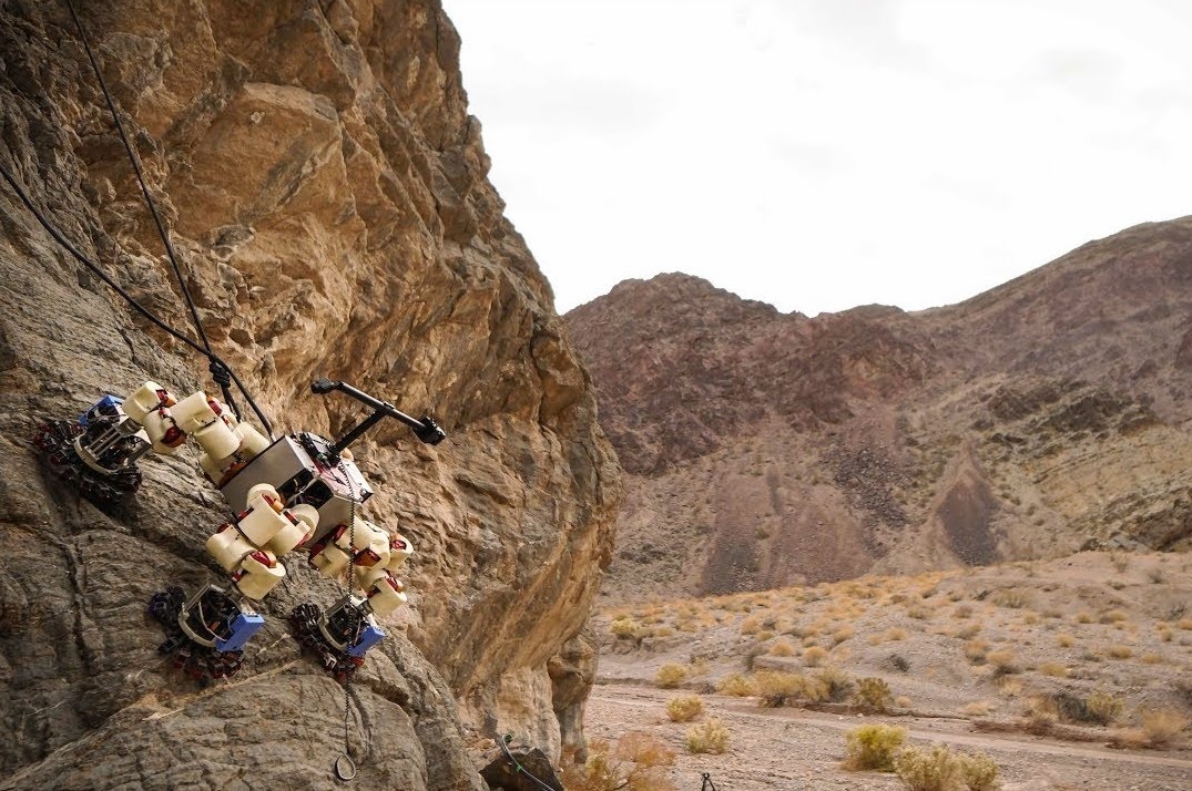 NASA i jej robotyczny alpinista wspinają się po skałach